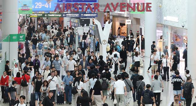 본격적인 여름 휴가철을 맞은 24일 인천국제공항 제1여객터미널 출국장 면세구역이 출국자로 붐비고 있다.