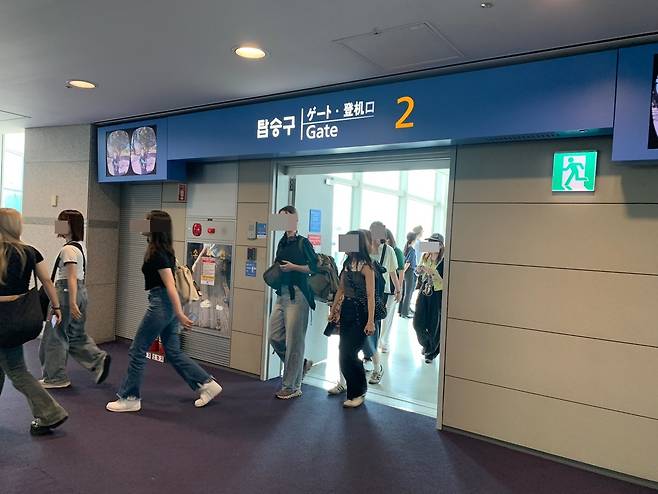 24일 일본 간사이공항을 출발한 제주항공 7C1302편 승객들이 인천공항 제1여객터미널의 스윙게이트인 2번 게이트를 통해 입국하고 있다.