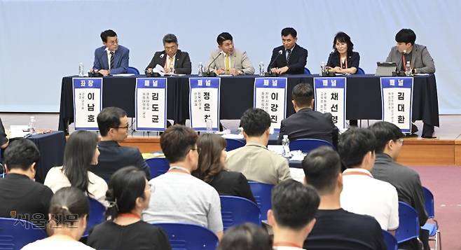 23일 전북특별자치도청에서 열린 2025 서울신문 전북 인구포럼 ‘인구대반전 해법, 전북에서 시작하다’에서 이남호 전북연구원 원장의 사회로 종합토론이 진행되고 있다. 전주 이지훈 기자