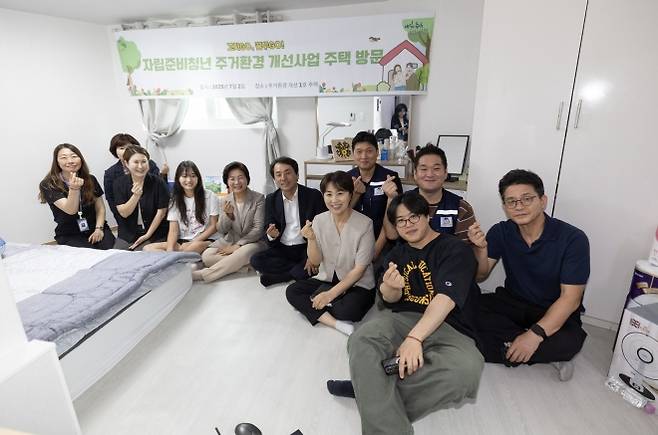 김미경(왼쪽 다섯 번째) 서울 은평구청장이 지난 2일 찾은 자립준비청년 주거환경 개선사업 1호 주택에서 기념촬영을 하고 있다. 구는 전국 최초로 ‘자립준비청년청’을 운영하고 있다. 은평구 제공
