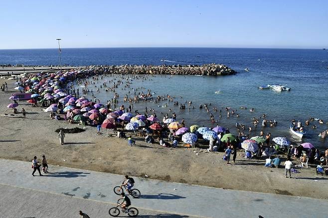 알제리의 알제 해변에서 여가를 즐기는 사람들. AP 연합뉴스