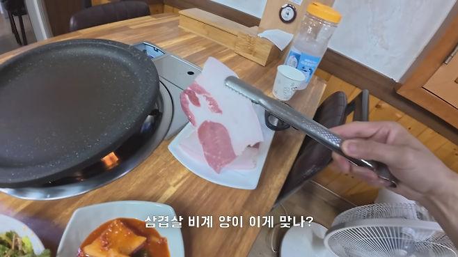한 여행 유튜버가 최근 울릉도 여행에서 간 고깃집에서 1인분(120g) 1만 5000원짜리 삼겹살을 시켰다가 살코기보다 비계가 눈에 띄게 많은 고기를 받아 ‘바가지 논란’이 일고 있다. 유튜브 채널 ‘꾸준’ 캡처