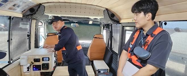 제주공항 활주로에 도입된 이동식 휴게 버스 내부 모습. 김도형 한국공항(주) 차장이 태양열 에너지를 저장하는 인산철 배터리를 소개하고 있다. 제주 강동삼 기자