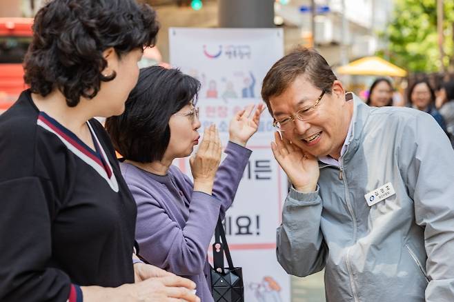 김경호 서울 광진구청장이 한 초등학교에서 열린 ‘학교 앞 소통 나들이’에서 학부모와 대화를 하고 있다. 광진구 제공