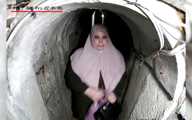 하마스 최고지도자였던 야히야 신와르의 부인이 재작년 10월 팔레스타인 가자지구의 지하 터널을 통해 탈출하고 있는 모습. 출처: 이스라엘방위군