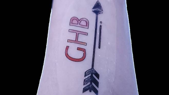 사용자의 팔에 부착된 부착형 타투. 음료에 손가락을 담근 뒤 타투에 대면 약물이 포함된 경우 1초 이내에 색상이 노란색에서 붉은색으로 변한다. 디자인은 향후 다양하게 나올 수 있다.  출처=한국생명공학연구원