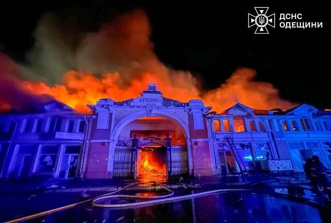 러시아의 공습으로 불타는 오데사 중심부에 자리잡은 프리보즈 시장. The State Emergency Service of Ukraine