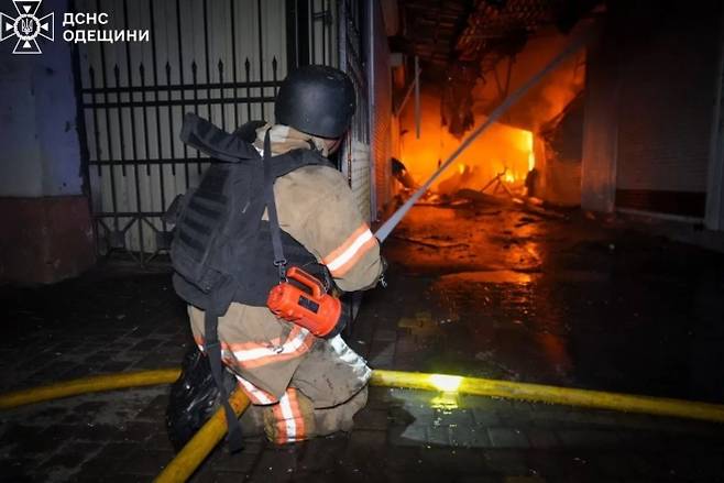 화재에 휩싸인 프리보즈 시장을 진화하는 소방대원. The State Emergency Service of Ukraine