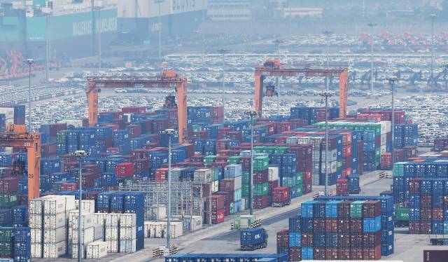 8일 경기도 평택항에 컨테이너가 쌓여 있는 모습. 연합뉴스.