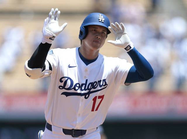 오타니 쇼헤이가 미네소타 트윈스와의 홈 경기에서 1회 홈런을 때려낸 뒤 세레머니를 하고 있다. AFP연합뉴스