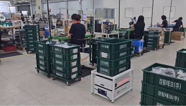 22일 경북 경산에 위치한 경림테크 공장에서 와이어링 하네스(전기 배선 묶음)을 적재한 물류 이송용 자율주행로봇이 작업자를 찾아 이동하고 있다. 사진 제공=경림테크