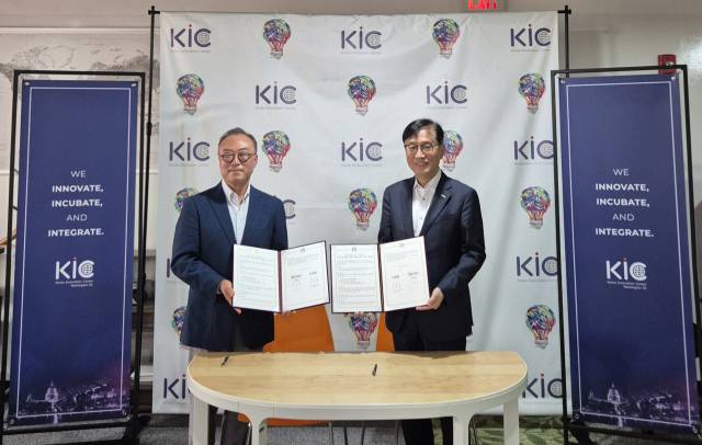 POSTECH은 23일(현지시간) 과학기술정보통신부 산하 KIC-워싱턴(Korea Innovation Center Washington)과 함께 미국 워싱턴에 스타트업 공유 오피스를 개소했다고 밝혔다. (왼쪽부터) 김창희 센터장과 김성근 총장. 사진제공=POSTECH
