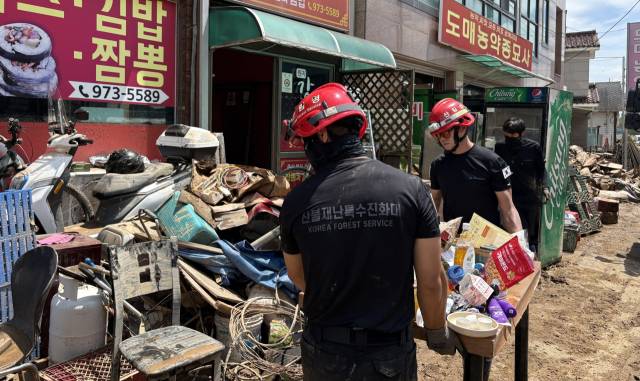 산림청 산불재난특수진화대원들이 지난 20일 집중호우 피해를 본 경남 산청군 산청읍 상가에서 피해 복구 작업을 벌이고 있다. 사진 제공=산림청