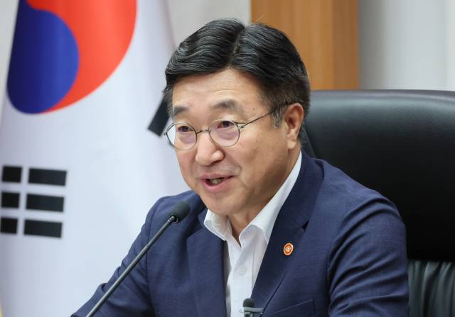 윤호중 행정안전부 장관이 24일 서울 종로구 정부서울청사에서 열린 제5회 중앙지방정책협의회에서 인사말을 하고 있다. 연합뉴스제공