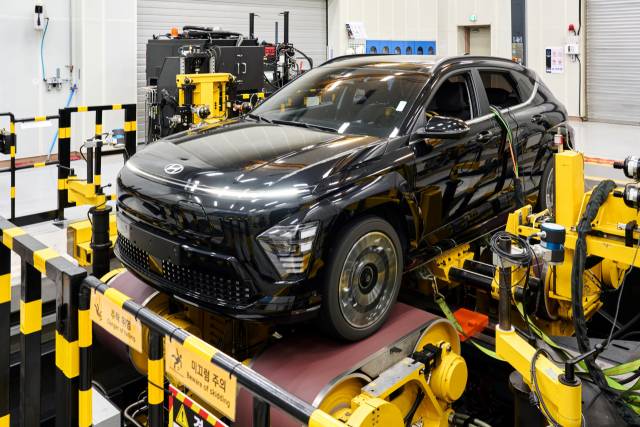 현대차그룹 R&H성능개발동 핸들링주행시험기에서 코나 일렉트릭의 핸들링 특성을 시험하는 모습. 사진제공=현대차그룹