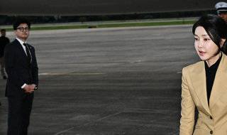 2024년 9월 22일 당시 윤석열 대통령과 2박 4일간의 체코 순방을 마치고 성남 서울공항으로 입국한 김건희 여사 뒤로 마중 나온 한동훈 국민의힘 대표가 서 있다. 동아DB