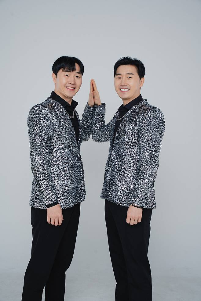 쌍둥이 개그맨 이상호(왼쪽), 이상민. 사진 라인엔터테인먼트