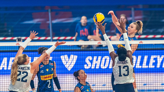 이탈리아 여자배구 대표팀이 24일 VNL 8강전에서 미국을 상대로 공격하고 있다. FIVB 홈페이지