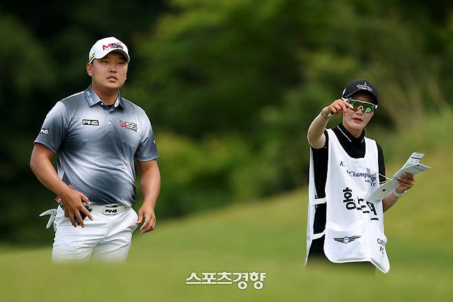 황도연은 지난해말부터 호흡을 맞추고 있는 전문 캐디의 역할도 자신이 경기에 집중하는데 큰 도움이 됐다고 밝혔다. 황도연이 지난달 경남 양산에서 열린 KPGA 선수권에서 캐디와 의견을 나누고 있다. ｜KPGA 제공