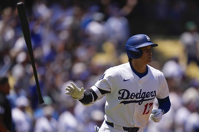 LA 다저스 오타니가 24일 미네소타전에서 1회말 홈런을 날리고 있다. AP연합뉴스
