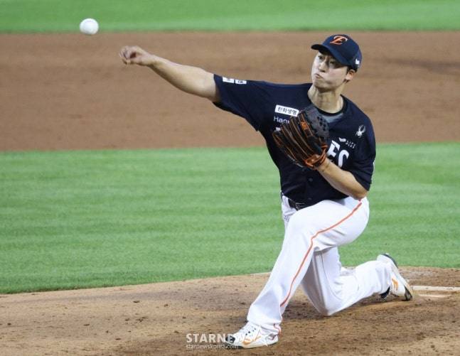 23일 경기에 등판한 엄상백. /사진=김진경 대기자