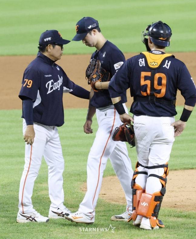 고개를 떨구고 마운드에서 내려가는 엄상백(가운데). /사진=김진경 대기자