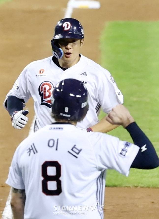 2025 신한 SOL Bank KBO리그 두산 베어스 대 한화 이글스 경기가 24일 서울 잠실야구장에서 열렸다.  두산 김재환이 7회말 1사 1루에서 역전 우월 2점 홈런을 날리고 홈인하고 있다. /사진=김진경 대기자