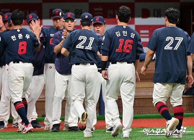 23일 오후 서울 구로구 고척스카이돔에서 열린 '2025 신한 SOL Bank KBO리그' 롯데 자이언츠와 키움 히어로즈의 경기, 롯데가 선발 박세웅의 호투와 레이예스와 고승민의 4안타에 힘입어 키움에 4:1로 승리했다. 이날 경기에서 승리한 롯데 박세웅이 김태형 감독과 하이파이브를 하고 있다. 엑스포츠뉴스DB