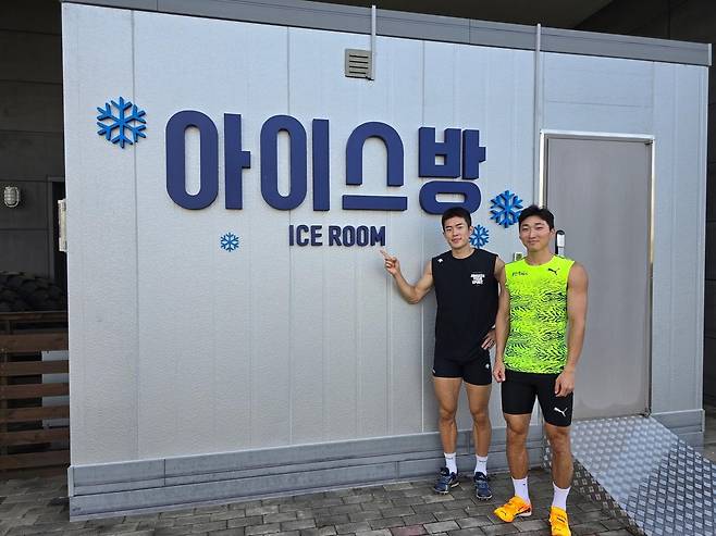 아이스방을 찾은 남자 세단뛰기의 김장우(왼쪽)와 유규민 [진천선수촌 제공. 재판매 및 DB 금지]
