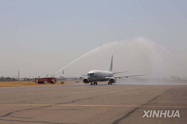22일 타슈켄트에 도착해 물대포 인사를 받는 에어차이나 여객기 [신화 연합뉴스 자료사진. 재판매 및 DB 금지]