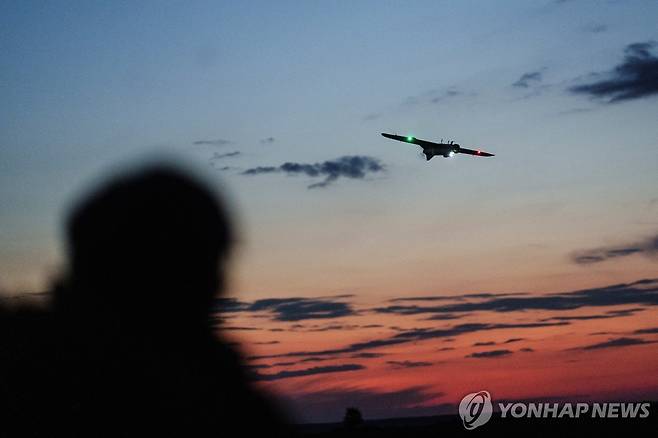 드론 조종하는 우크라이나군 [로이터 연합뉴스 자료사진. 재배포 및 DB 금지]