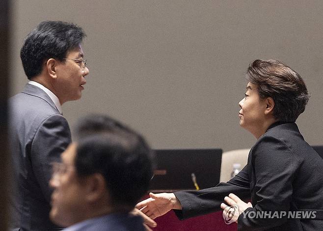 의총장에서 만난 송언석과 윤희숙 (서울=연합뉴스) 황광모 기자 = 국민의힘 송언석 비상대책위원장 겸 원내대표(왼쪽)과 윤희숙 혁신위원장이 23일 국회 본회의 직후 다시 열린 국민의힘 의원총회에서 만나 악수하고 있다. 2025.7.23 hkmpooh@yna.co.kr