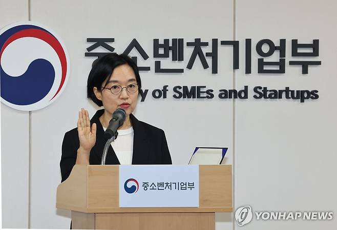 취임 선서하는 한성숙 중소벤처기업부 장관 (세종=연합뉴스) 배재만 기자 = 한성숙 중소벤처기업부 장관이 24일 정부세종청사 중기부 어울림홀에서 열린 취임식에서 취임 선서를 하고 있다. 2025.7.24 scoop@yna.co.kr