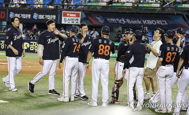 10연승 달성한 한화이글스 (서울=연합뉴스) 김주형 기자 = 22일 서울 잠실야구장에서 열린 프로야구 2025 신한 SOL 뱅크 KBO리그 두산베어스와 한화이글스 경기에서 10연승을 달성한 한화이글스 선수들이 환호하고 있다. 
    한화는 1985년 삼성에 이어 역대 두 번째로 '단일시즌 두 번 이상의 10연승 달성' 진기록을 세웠다. 2025.7.22 kjhpress@yna.co.kr