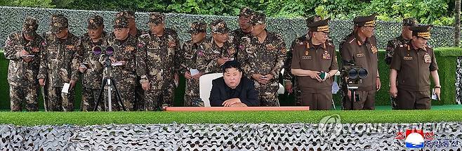 북한 김정은, 포병 사격훈련경기 참관 (평양 조선중앙통신=연합뉴스) 김정은 북한 국무위원장이 지난 23일 인민군 대연합부대 포병구분대들의 포사격훈련경기를㎜ 참관했다고 조선중앙통신이 24일 보도했다. 2025.7.24 
    [국내에서만 사용가능. 재배포 금지. For Use Only in the Republic of Korea. No Redistribution] nkphoto@yna.co.kr