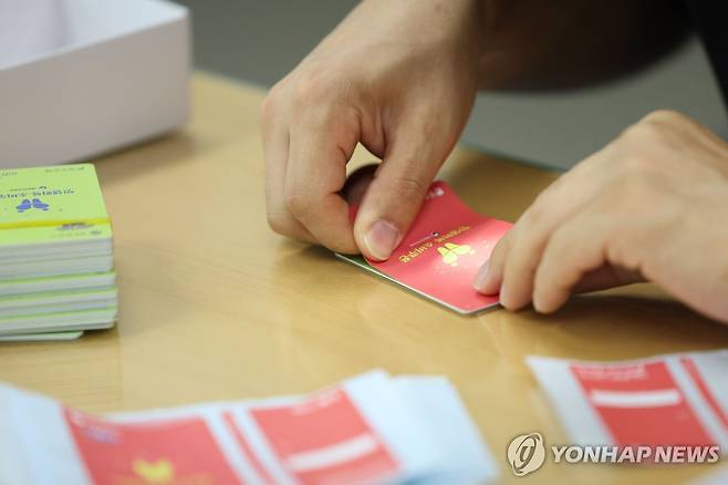 민생회복 소비쿠폰 색상 교체 (광주=연합뉴스) 김혜인 기자 = 24일 광주 북구 한 행정복지센터에서 공무원들이 소비쿠폰 현물카드에 스티커를 붙여 색상을 교체하고 있다.
    광주시는 소득수준별 소비쿠폰 현물 카드 색상을 달리해 인권 감수성이 부족하다는 지탄을 받았다. 2025.7.24 in@yna.co.kr