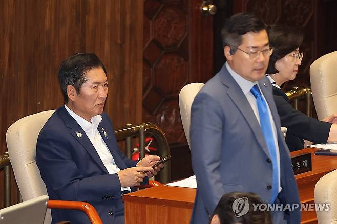 본회의 출석한 정청래·박찬대 당대표 후보 (서울=연합뉴스) 김주성 기자 = 더불어민주당 정청래 당대표 후보가 23일 국회 본회의장에서 박찬대 당대표 후보를 바라보고 있다. 2025.7.23 utzza@yna.co.kr