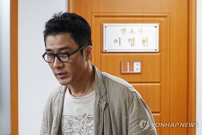 이명현 특검 사무실 떠나는 전 해병 (서울=연합뉴스) 서대연 기자 = 전직 해병 이관형 씨가 20일 서울 서초구 이명현 특별검사의 사무실을 찾아 문서 제출을 시도하다가 불발되자 자리를 떠나고 있다.
    이씨는 특검 개시 이전에 있었던 이 특검의 언행들이 수사의 공정성 측면에서 오해의 소지가 있다며 임성근 전 해병대 1사단장에 대한 입장이 담긴 문서를 전달하고자 했다고 밝혔다. 2025.6.20 dwise@yna.co.kr