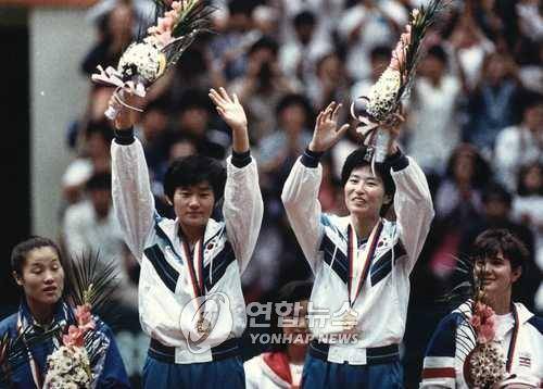 1988년 서울올림픽 여자복식 금메달을 합작한 현정화(왼쪽)와 양영자 [연합뉴스 자료 사진]