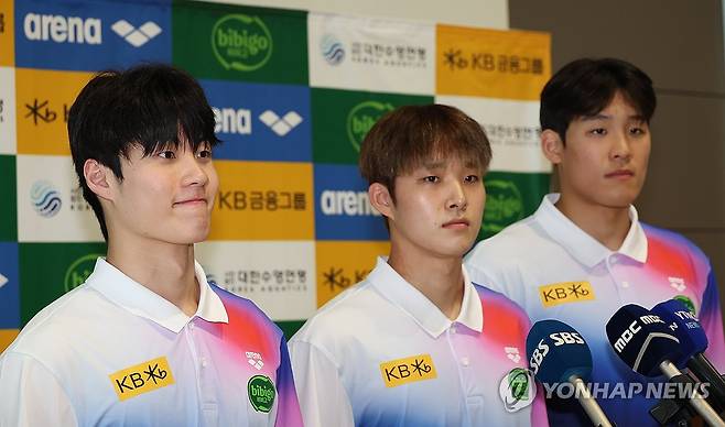 승리를 향한 굳은 각오 (영종도=연합뉴스) 이진욱 기자 = 싱가포르 세계수영선수권대회에 출전하는 수영 국가대표팀 황선우(왼쪽부터), 김우민, 김영범이 24일 인천국제공항 제2여객터미널에서 출국에 앞서 인터뷰하고 있다. 2025.7.24 cityboy@yna.co.kr