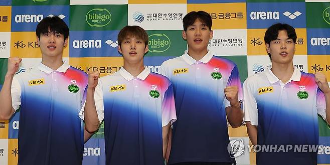 파이팅 외치는 황선우-김우민-김영범-이호준 (영종도=연합뉴스) 이진욱 기자 = 싱가포르 세계수영선수권대회에 출전하는 수영 국가대표팀 황선우(왼쪽부터), 김우민, 김영범, 이호준이 24일 인천국제공항 제2여객터미널에서 출국에 앞서 파이팅을 외치고 있다. 2025.7.24 cityboy@yna.co.kr