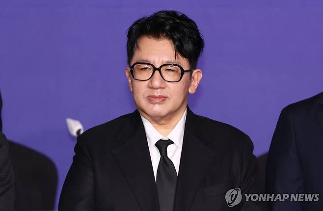 방시혁 하이브 의장 (서울=연합뉴스) 김인철 기자 = 방시혁 하이브 의장이 20일 서울 영등포구 FKI타워 컨퍼런스센터에서 열린 한국경제인협회 제64회 정기총회에서 신규 회원사 기념촬영을 위해 무대에 올라 대기하고 있다. 2025.2.20 yatoya@yna.co.kr