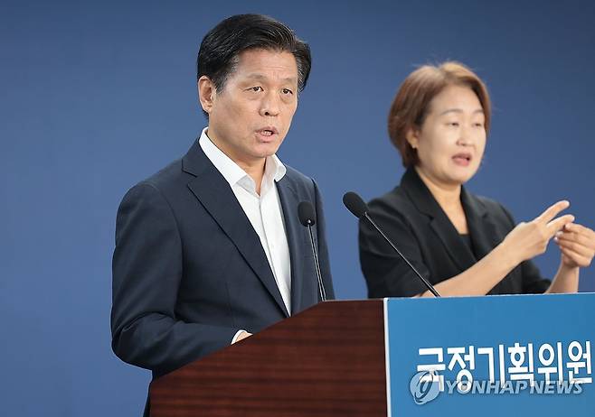 정례 브리핑하는 조승래 대변인 (서울=연합뉴스) 김인철 기자 = 조승래 국정기획위원회 대변인이 18일 서울 종로구 정부서울청사 창성동 별관에서 정례 브리핑을 하고 있다. 2025.7.18 yatoya@yna.co.kr