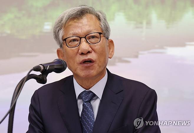 유홍준 국립중앙박물관장 기자간담회 (서울=연합뉴스) 서명곤 기자 =  유홍준 신임 국립중앙박물관장이 24일 서울 용산구 국립중앙박물관에서 열린 기자간담회에서 소감을 밝히고 있다.  2025.7.24 seephoto@yna.co.kr
