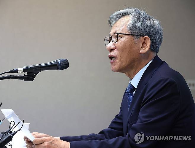 발언하는 유홍준 국립중앙박물관장 (서울=연합뉴스) 서명곤 기자 =  유홍준 신임 국립중앙박물관장이 24일 서울 용산구 국립중앙박물관에서 열린 기자간담회에서 소감을 밝히고 있다.  2025.7.24 seephoto@yna.co.kr