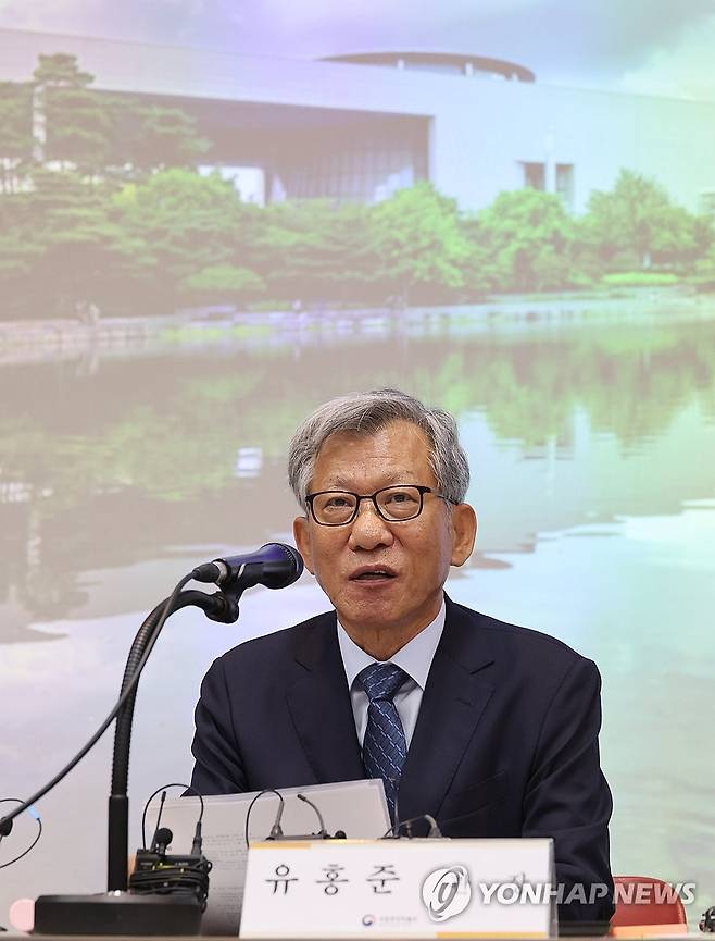 유홍준 국립중앙박물관장 기자간담회 (서울=연합뉴스) 서명곤 기자 =  유홍준 신임 국립중앙박물관장이 24일 서울 용산구 국립중앙박물관에서 열린 기자간담회에서 소감을 밝히고 있다.  2025.7.24 seephoto@yna.co.kr