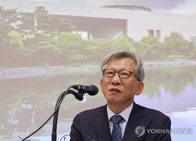 유홍준 국립중앙박물관장 기자간담회 (서울=연합뉴스) 서명곤 기자 =  유홍준 신임 국립중앙박물관장이 24일 서울 용산구 국립중앙박물관에서 열린 기자간담회에서 소감을 밝히고 있다.  2025.7.24 seephoto@yna.co.kr