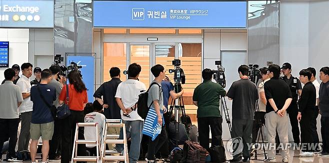 구윤철 기재부 장관 기다리는 취재진 (영종도=연합뉴스) 이진욱 기자 = 25일 예정됐던 한미 간 '2+2 통상협상'이 미국 스콧 베선트 재무장관의 긴급한 일정으로 순연된 가운데 24일 인천국제공항 제2터미널에서 취재진이 구윤철 경제부총리 겸 기재부 장관을 기다리고 있다. 2025.7.24 [공동취재] cityboy@yna.co.kr