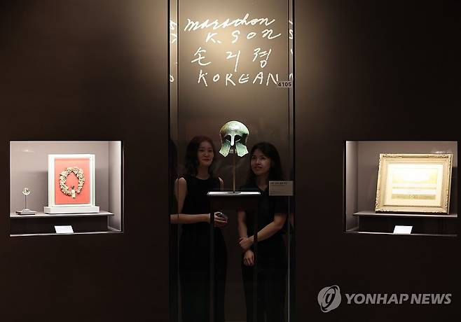 "코리안 손기정" (서울=연합뉴스) 서명곤 기자 = 24일 서울 용산구 국립중앙박물관에서 광복 80주년 특별전 '두발로 세계를 제패하다' 사전공개회가 열리고 있다. 벽면에는 손기정 선생이 베를린 올림픽 우승 직후인 1936년 8월 15일에 직접 서명한 엽서에 남겨진 서명 'Korean(코리안) 손긔졍' 문구가 새겨져있다. 2025.7.24 seephoto@yna.co.kr