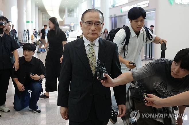취재진 질문받는 위성락 국가안보실장 (영종도=연합뉴스) 최재구 기자 = 대미 관세 협상을 지원하기 위해 지난 20일 미국을 방문했던 위성락 국가안보실장이 24일 인천국제공항 제2여객터미널을 통해 귀국하며 취재진의 질문을 받고 있다. 2025.7.24 [공동취재] jjaeck9@yna.co.kr
